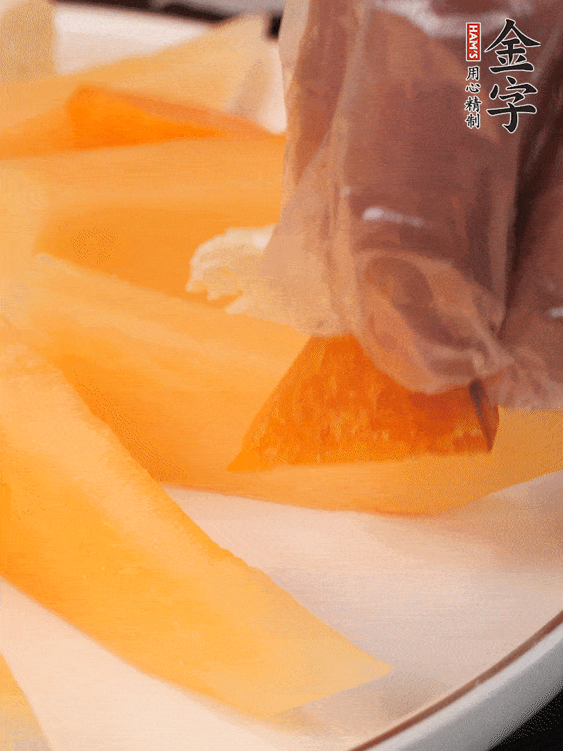 刀用火烤一下，切開奶酪