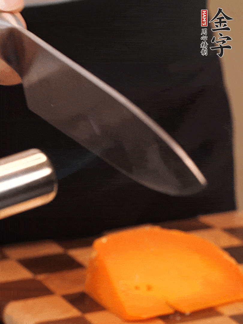 間隔擺上哈密瓜、奶酪、迷迭香、核桃仁