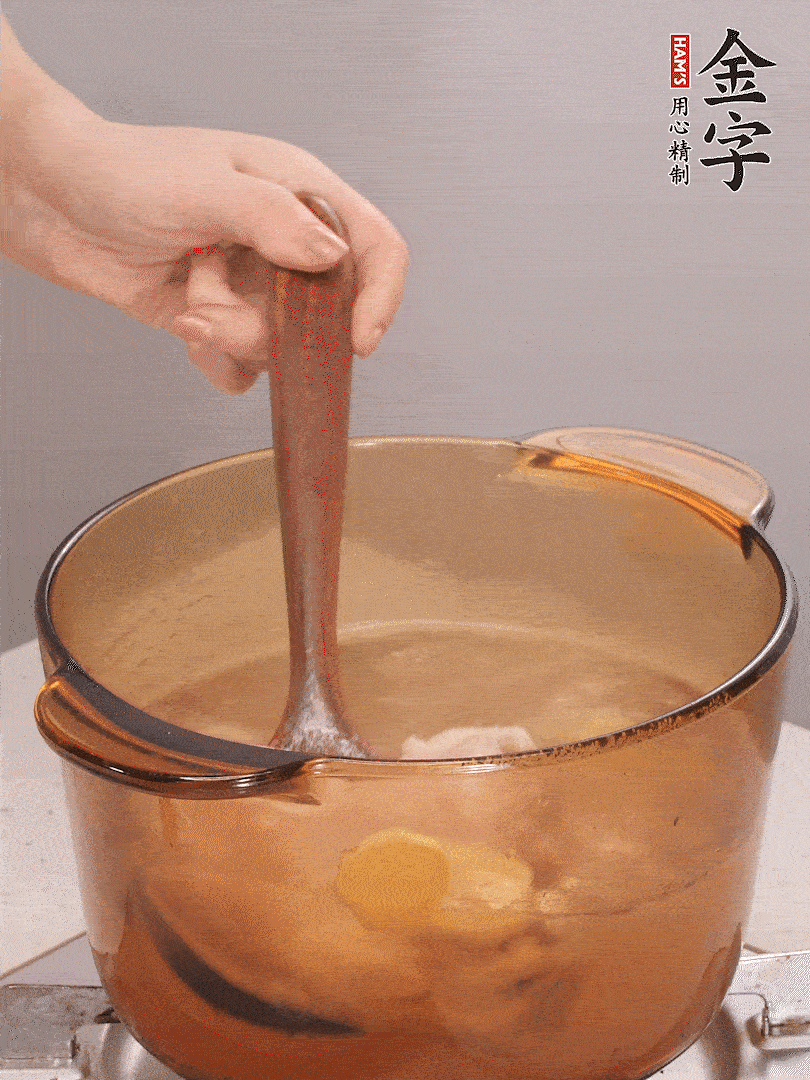 鴨肉、白果、火腿、生姜一起放入砂鍋，清水沒(méi)過(guò)食材，大火燉煮1小時(shí)