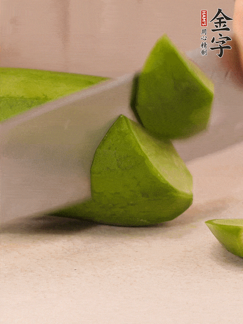 青、紅蘿卜洗凈，去皮切大塊