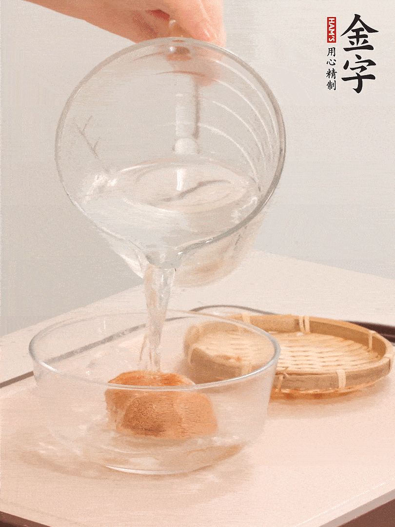 猴頭菇至少泡發(fā)半小時(shí)，將浸泡后的黃水?dāng)D干；