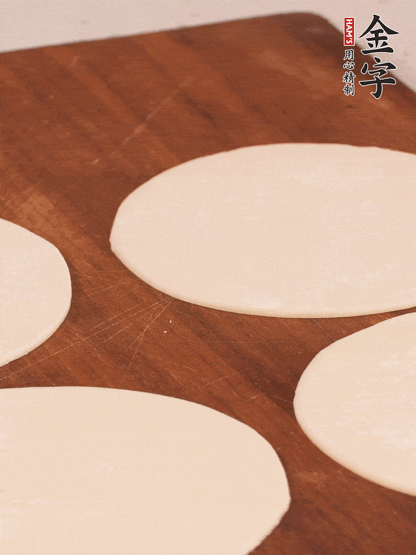 餃子皮均勻抹油，10張疊在一起，搟面杖搟開