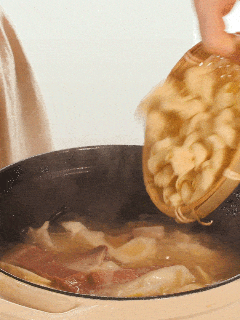 最后放入百葉結(jié)。萵筍小火慢篤10分鐘