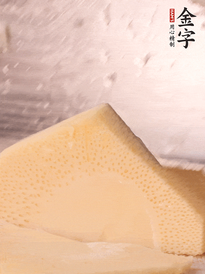 冬筍處理干凈，切滾刀塊，開水焯燙去除澀味