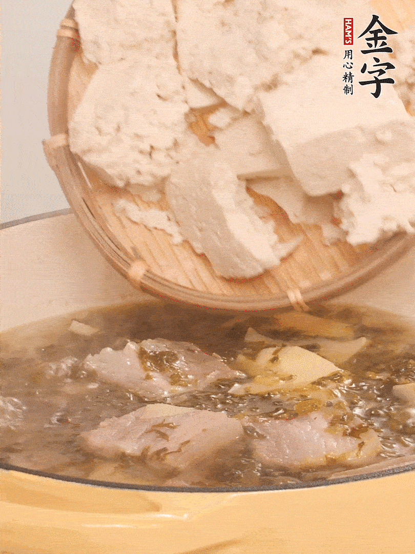 往鍋里加入一倍的水，加豆腐