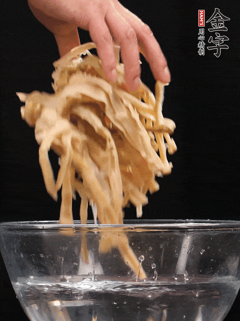 天目山筍干1把，清洗表面鹽分，用手撕成長(zhǎng)條