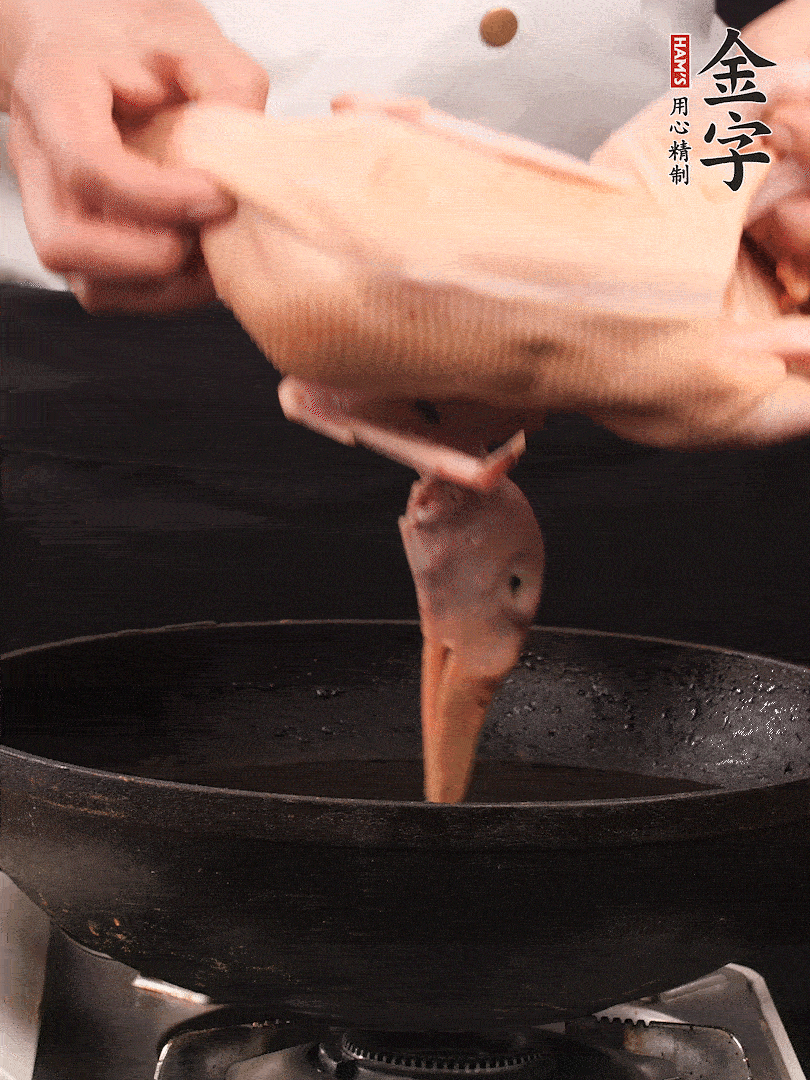 處理干凈的老鴨1只，黃酒小半碗，姜幾片，一起放入冷水，煮沸焯水3分鐘，去除血沫