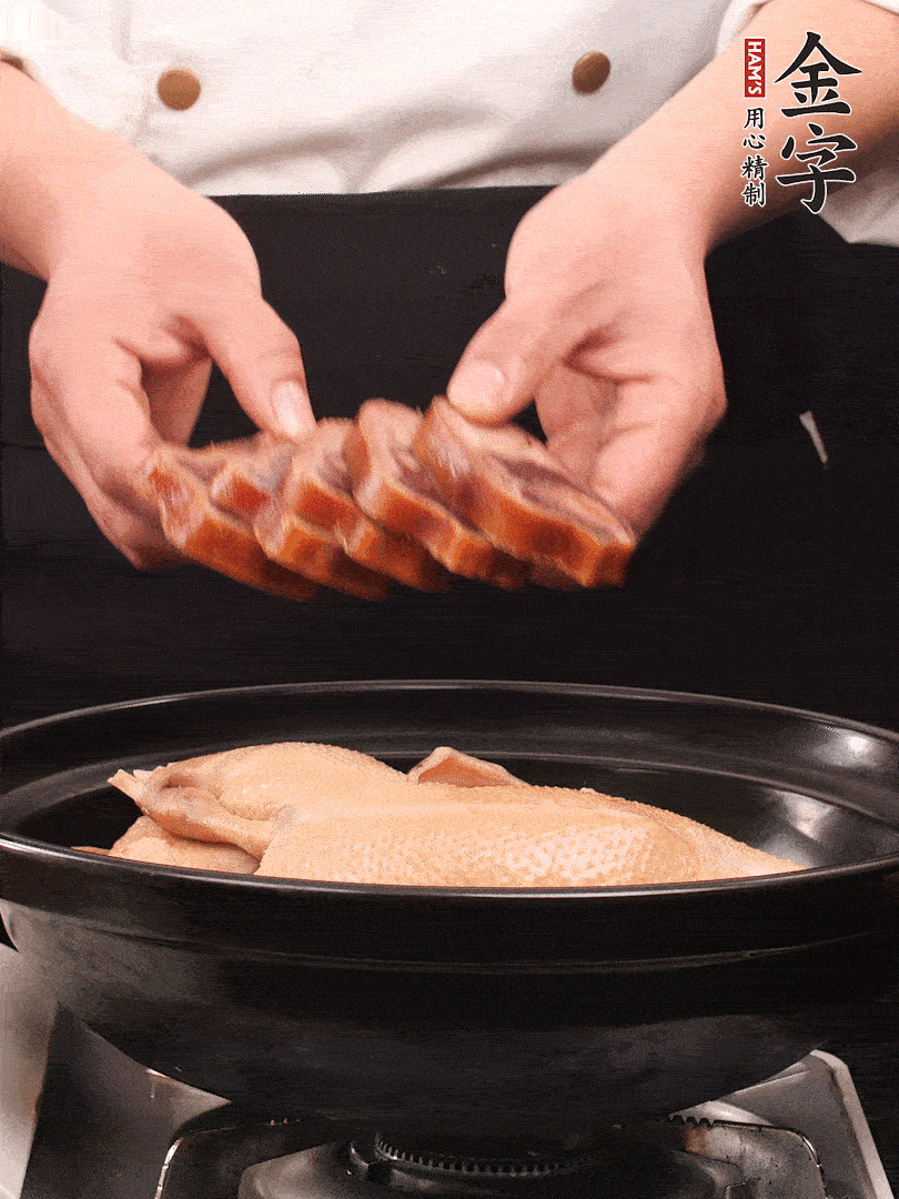 老鴨、金字火腿蹄片、筍干、姜片、蔥結(jié)，清水沒(méi)過(guò)鴨身2cm，加黃酒小半碗