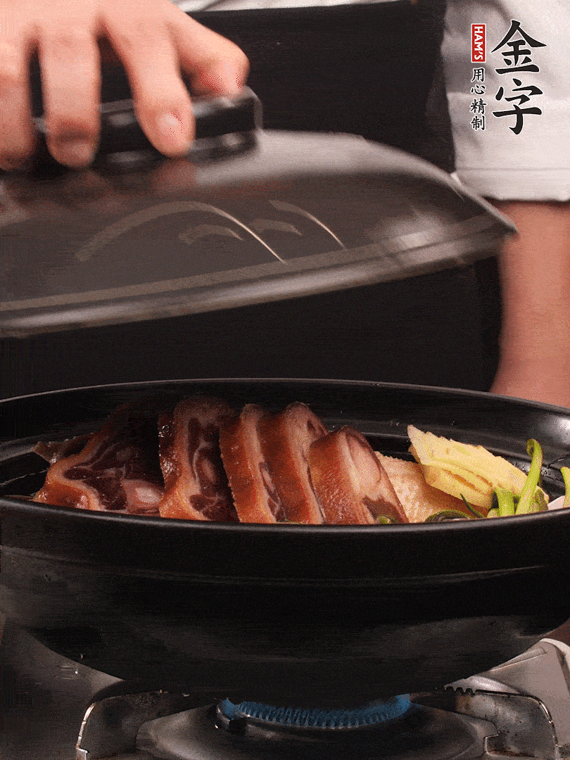 砂鍋蓋蓋子密封，大火燒開(kāi)后轉(zhuǎn)小火，燜煮2小時(shí)