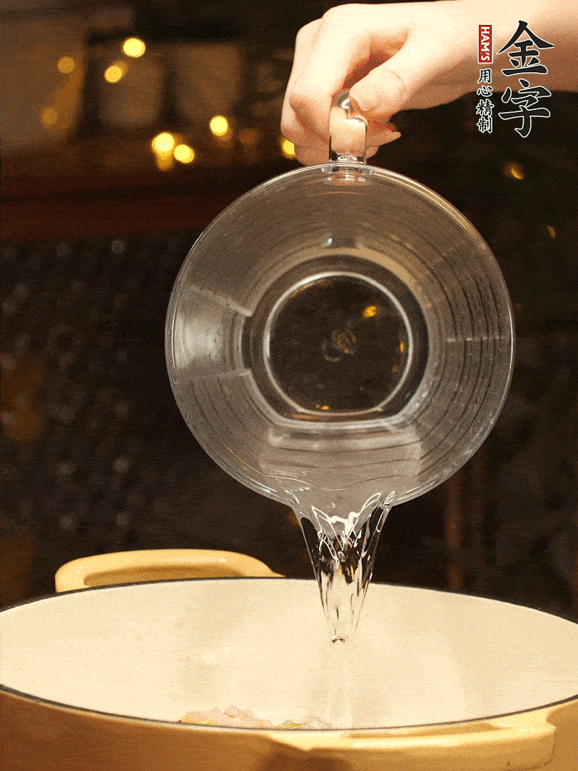 加入120ml水，蓋上蓋子燜幾分鐘撒上蔥花，美美的擺個盤~