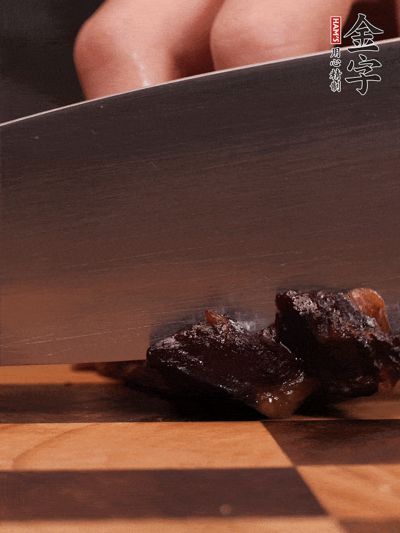 金字醬油肉整塊放入鍋中煮至7成熟，切成小塊