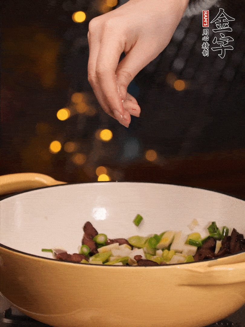 可以加點點水，再加菜苔，加點鹽、味精調味