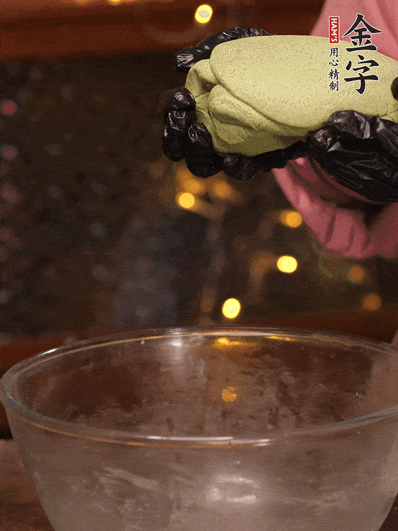 清明粿粉，分次加艾草泥，加點油揉2分鐘，揉到面團光滑，醒發(fā)一下