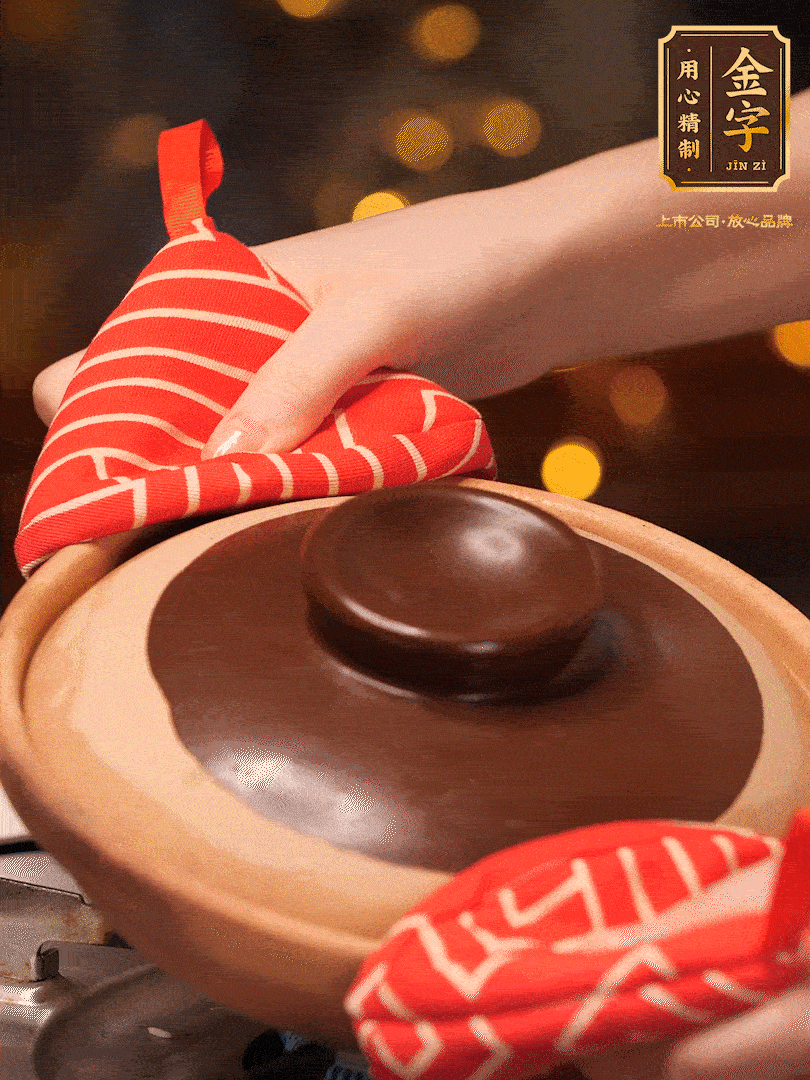 想要有嘎嘣脆鍋巴的關(guān)鍵（傾斜砂鍋，讓每個(gè)側(cè)邊都均勻加熱一分鐘）