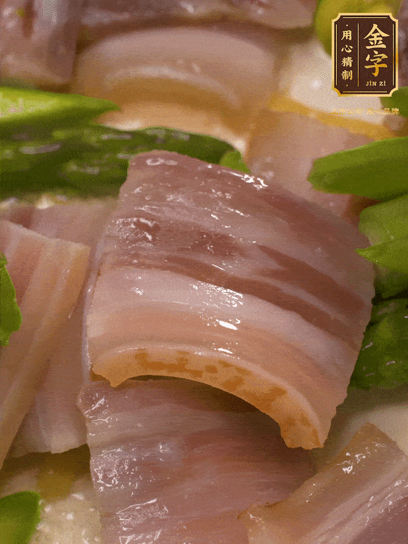 依次下蠶豆、蘆筍、白蘑菇翻炒均勻