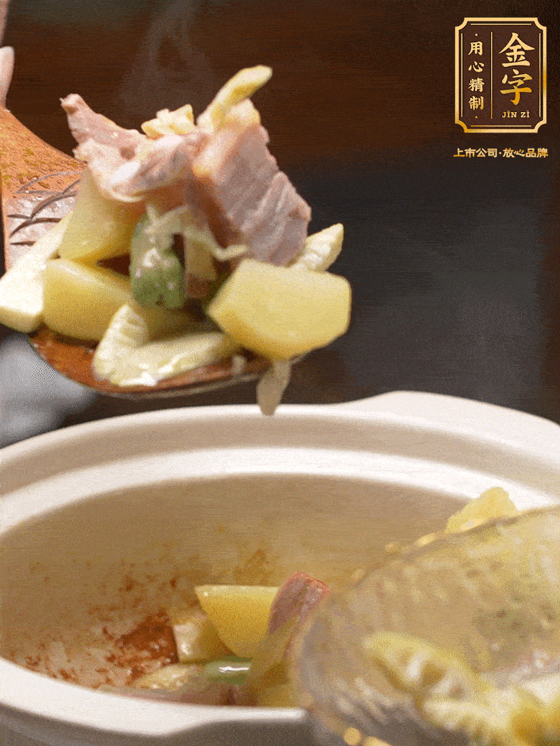 煸出咸肉脂香，再下筍丁、蠶豆。呈出