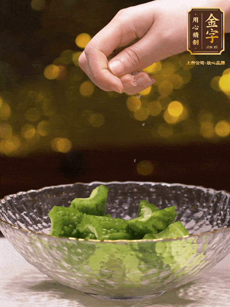 處理好的苦瓜切段（5cm），加點鹽鹽腌一下，去除一下苦味