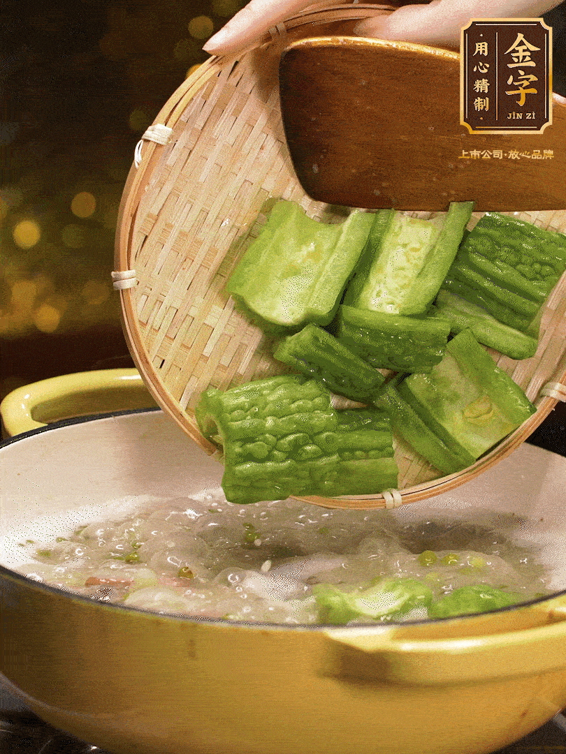 最后在放苦瓜燒開，放一點點調(diào)味糖，燉煮20分鐘