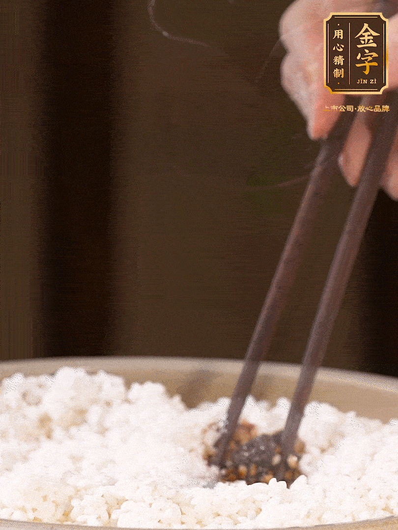 糯米淘洗干凈，浸泡4小時，控干水分后，加鹽、糖、老抽調味調色