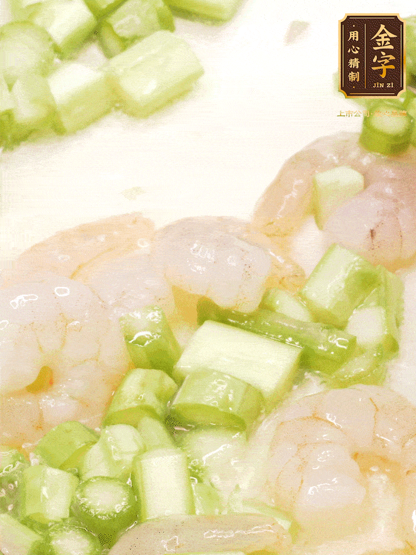 熱油煎香蝦仁，下香腸、蘆筍翻炒，盛出備用。