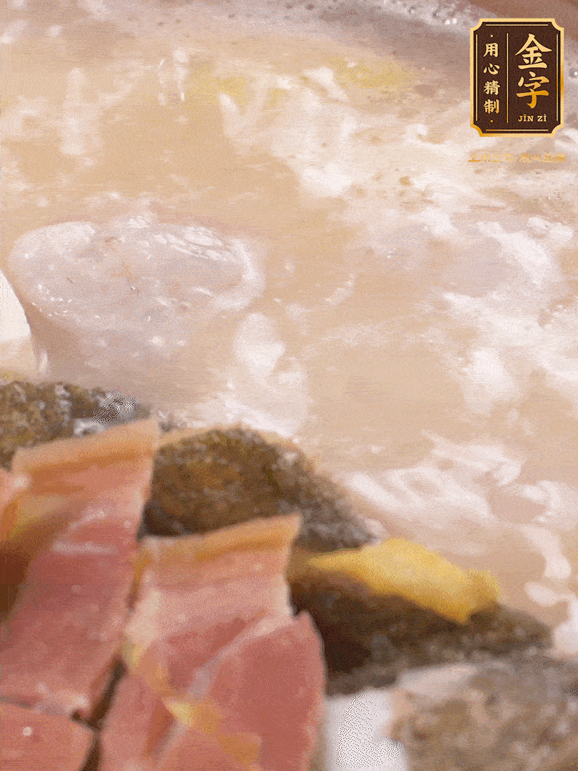 大火煮至沸騰后，轉(zhuǎn)至砂鍋中，繼續(xù)燉煮。這個時候可以放入一些自己喜歡吃的配菜比如蝦滑、內(nèi)酯豆腐來添味