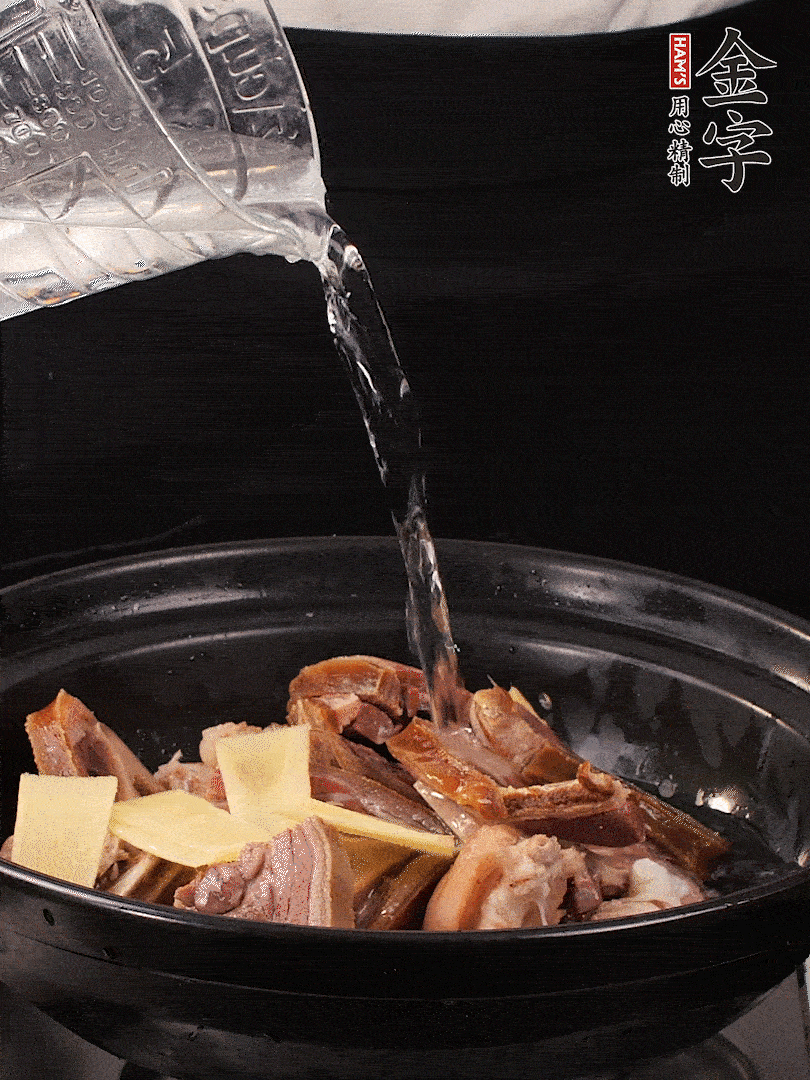 火腿、豬腳放到大砂鍋里，黃酒提鮮，蔥姜去腥，加2kg純凈水沒過食材。水一定要放足，中途最好不能加水