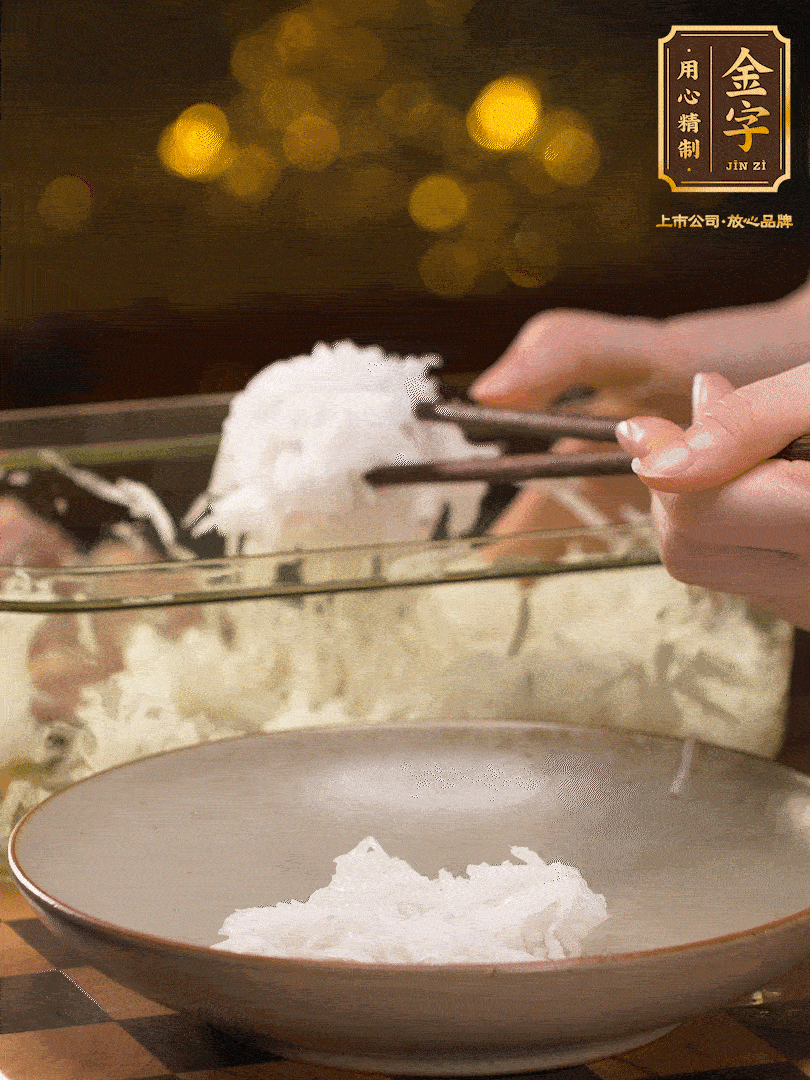 腌好的蘿卜絲控干水份用筷子夾出 、放在盤子底部