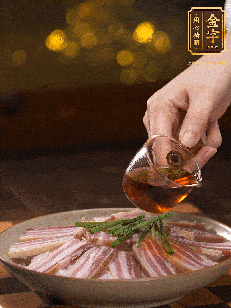 把切好的咸肉，均勻的鋪在蘿卜絲的四周頂部放少許蔥段 淋上少許料酒，放入鍋中 大火蒸二十分鐘