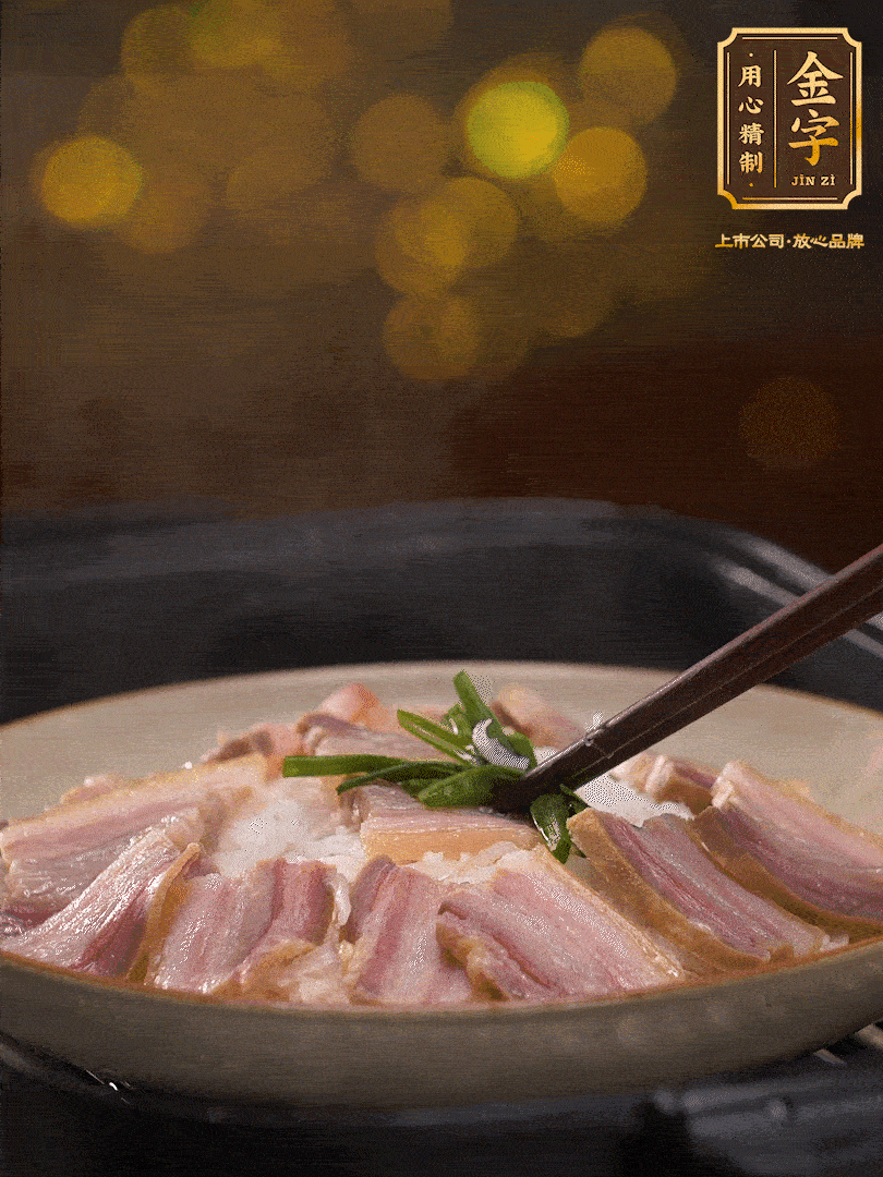 二十分鐘后關(guān)火，去除頂部的蔥段，最后撒上少許的蔥末，就完成了