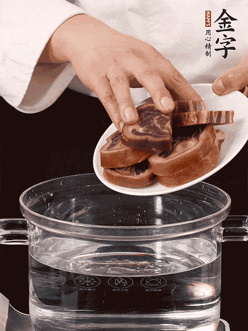 準(zhǔn)備食材。做金銀蹄有2個(gè)關(guān)鍵點(diǎn)：食材上火腿當(dāng)然得選足年發(fā)酵的金字火腿，新鮮豬爪最好選前腳、大小適宜的。