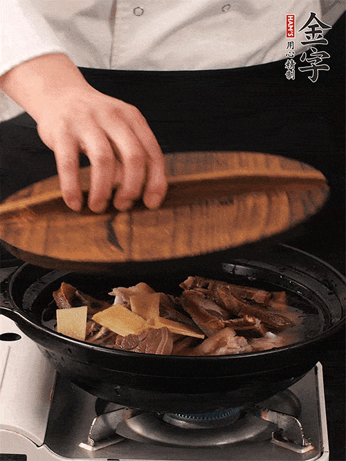 大火煮到沸騰后，轉(zhuǎn)中小火慢燉1個(gè)半小時(shí)。