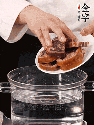 一包200g的金字火腿蹄片恰好搭配一個(gè)新鮮豬爪（豬腳）。都先加蔥姜、料酒焯水一遍，把血水清除后燉出來才能更清澈不油膩。