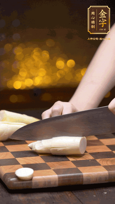 茭白剝去外皮，去掉根部老硬部分，洗凈切滾刀塊