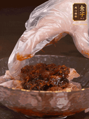 排骨用1勺蠔油、1勺醬油、1勺金字火腿XO醬抓勻腌制半小時