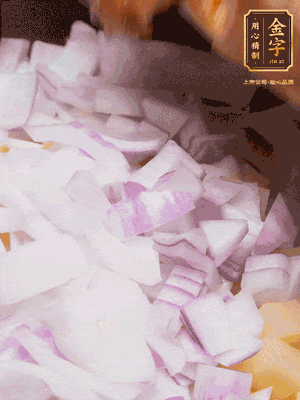 倒入洗干凈的大米、土豆丁、洋蔥碎、排骨、金字火腿xo醬、水