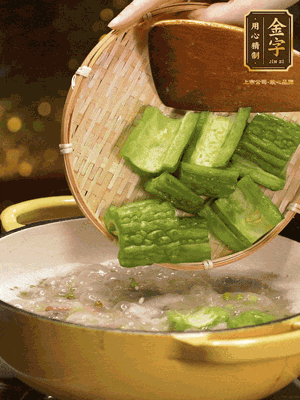 倒入熱水，和泡開的綠豆（連水）和火腿片，大火燒開燉一個小時