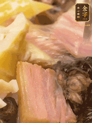 倒入滾燙的熱水，燉煮20分鐘，湯濃汁白