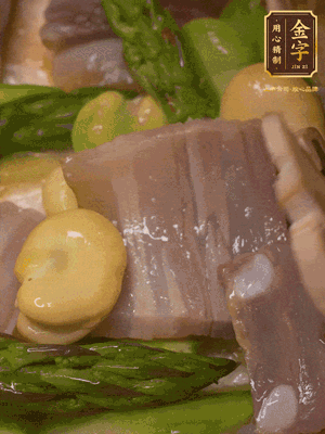 倒入熱水，燉煮10分鐘