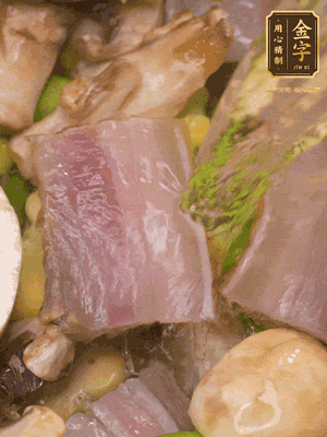 開蓋，放入河蝦繼續(xù)燜煮5分鐘