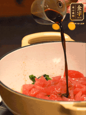 調(diào)味：1勺蠔油、1勺生抽、2轉(zhuǎn)胡椒粉和2勺番茄醬倒入400ml開水，燒至湯汁濃厚