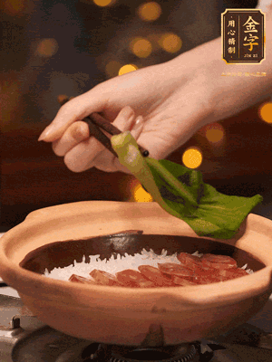 開蓋，碼上香腸和焯好水的青菜