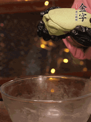 水里放點鹽，燒開后放艾草，一勺小蘇打，撈出浸入涼水，打成艾草泥