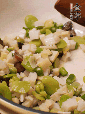 倒入蠶豆、春筍翻炒