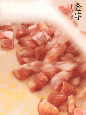 香腸炒出油脂，加入蠶豆煸炒