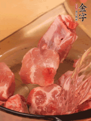 排骨冷水下鍋，加料酒、姜片，煮開綽水