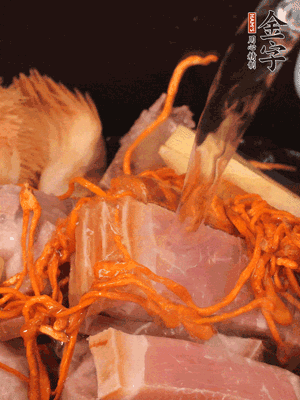 將所有食材一起倒進(jìn)鍋中，加水沒過食材，燉煮30分鐘即可