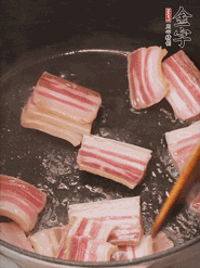 鍋中放菜籽油燒熱，下咸肉、冬筍略微煸炒