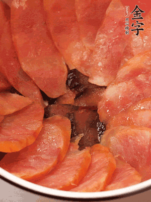 深碗涂抹豬油，頂端鋪枸杞，間隔鋪上香腸、醬油肉片