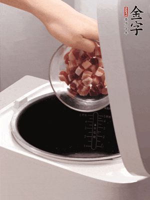 鍋中倒入豬油，油熱后炒熟上海青，給倒少許鹽調(diào)味