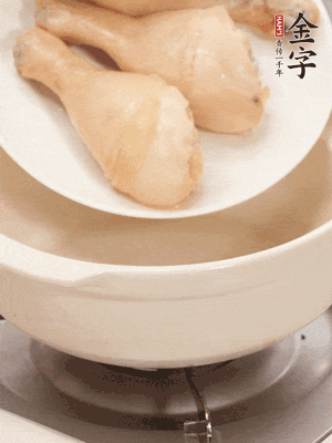 雞腿、火腿、干貝、蒜頭放入砂鍋內(nèi)燉1小時